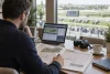 Adulte étudiant prudemment des informations hippiques génériques.