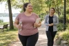 Adulte marchant dans un parc avec une professionnelle lors d’une démarche progressive.